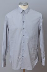 画像1: 2万円均一SALE!!! ジョルジオアルマーニ 黒ラベル コットン製 白x紺 シャツ（43) 大きいサイズ 「メタル製カラーキーパー付」 (1)